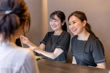 進行スタッフと受付・誘導スタッフ間の連携